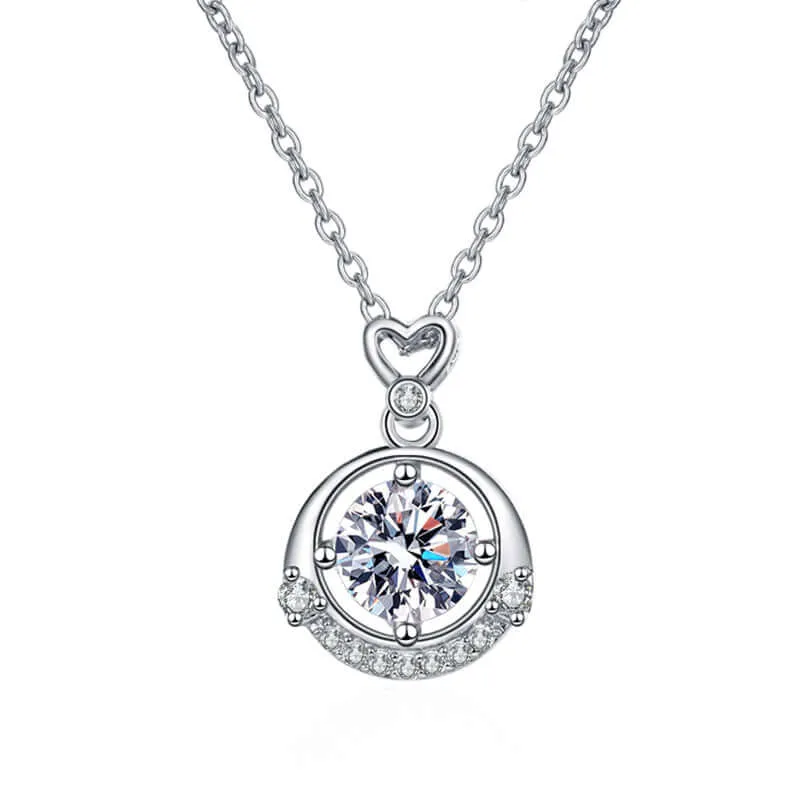 Little Heart Four Claw Crown Moissanite Necklace