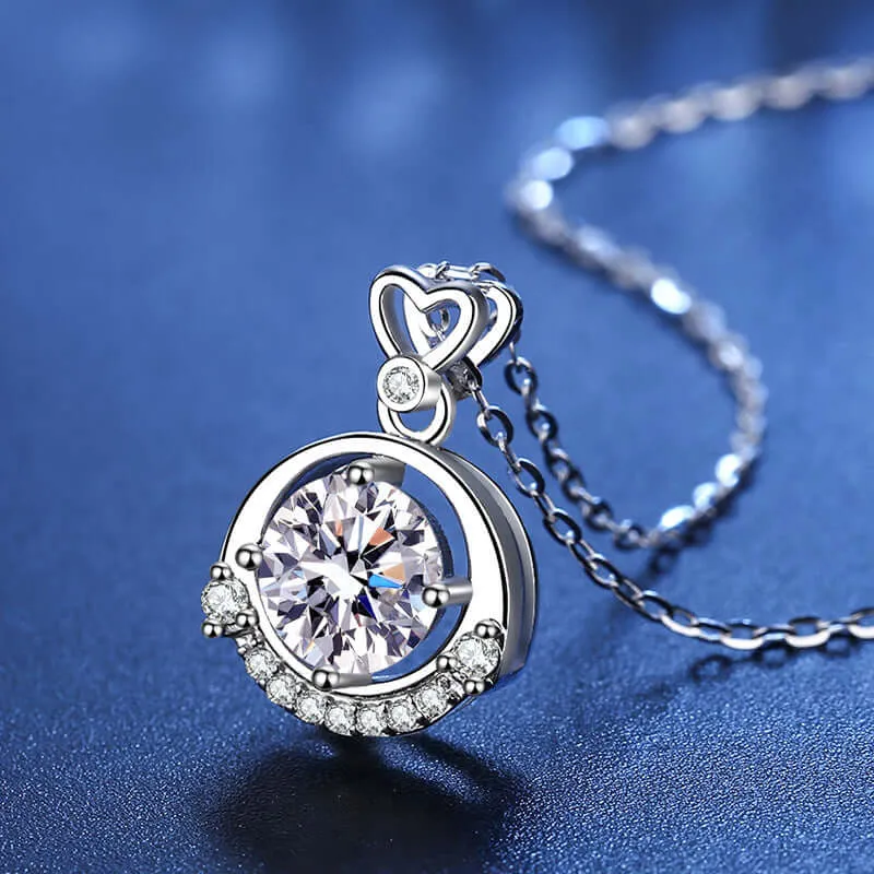 Little Heart Four Claw Crown Moissanite Necklace